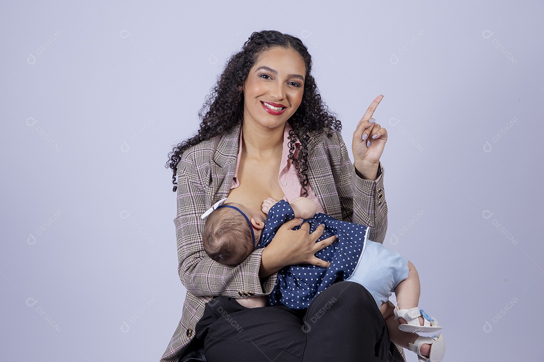 Mãe amamentando seu bebê sobre fundo isolado