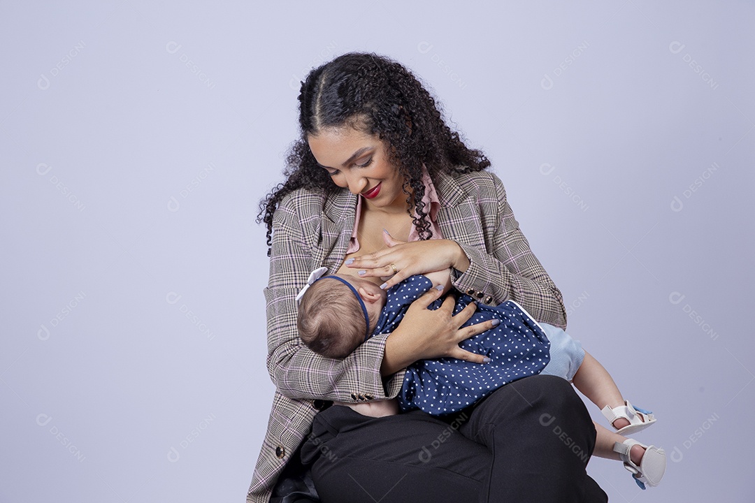 Mãe amamentando seu bebê sobre fundo isolado
