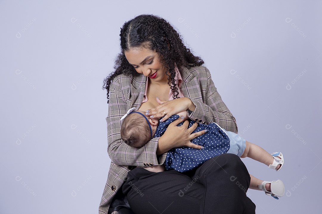 Mãe amamentando seu bebê sobre fundo isolado