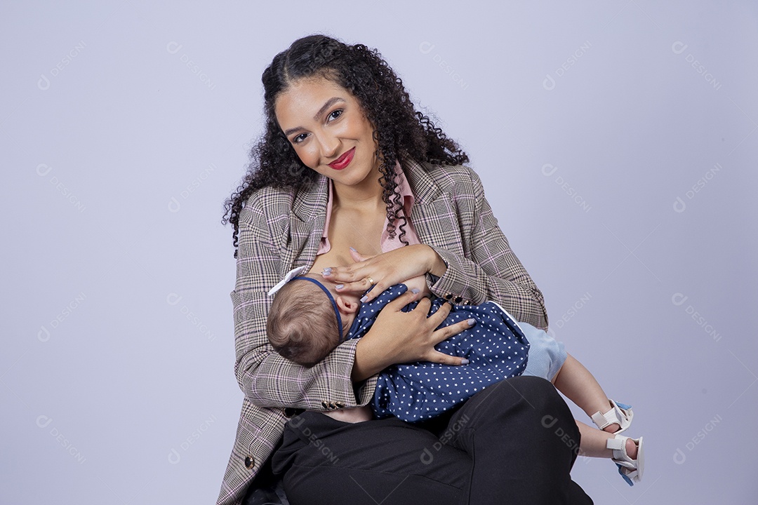 Mãe segurando seu bebê sobre fundo isolado