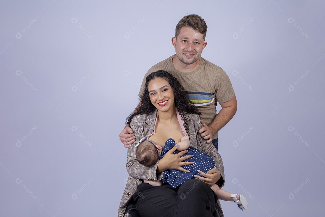 Mãe segurando seu filho ao lado de seu pai sobre fundo isolado