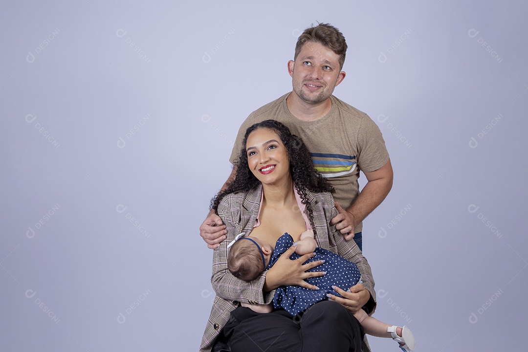 Mãe segurando seu filho ao lado de seu pai sobre fundo isolado