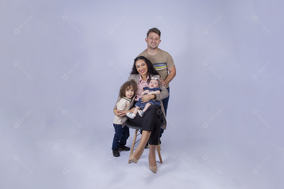 Mãe segurando seu filho ao lado de seu pai sobre fundo isolado