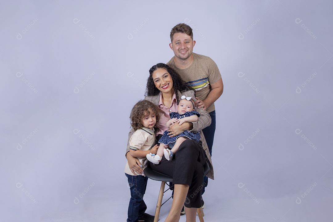 Mãe segurando seu filho ao lado de seu pai sobre fundo isolado