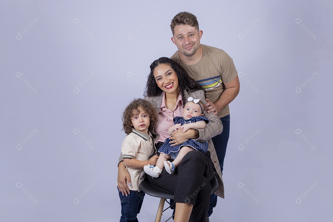 Mãe segurando seu filhos ao lado de seu pai sobre fundo isolado