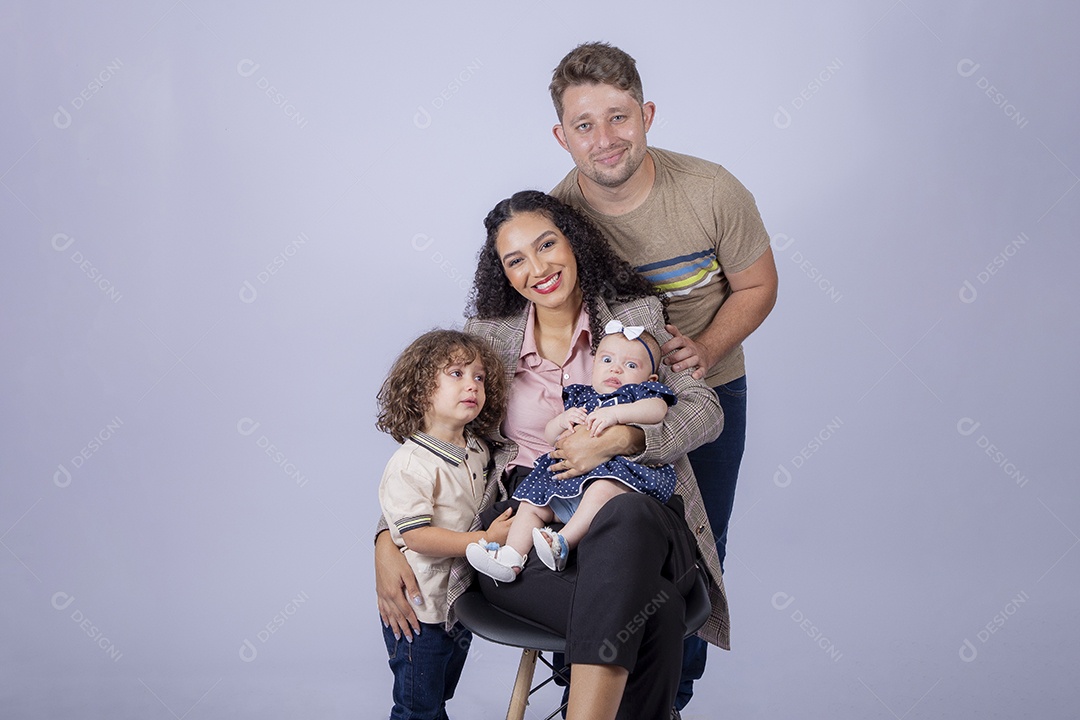 Mãe segurando seu filho ao lado de seu pai sobre fundo isolado