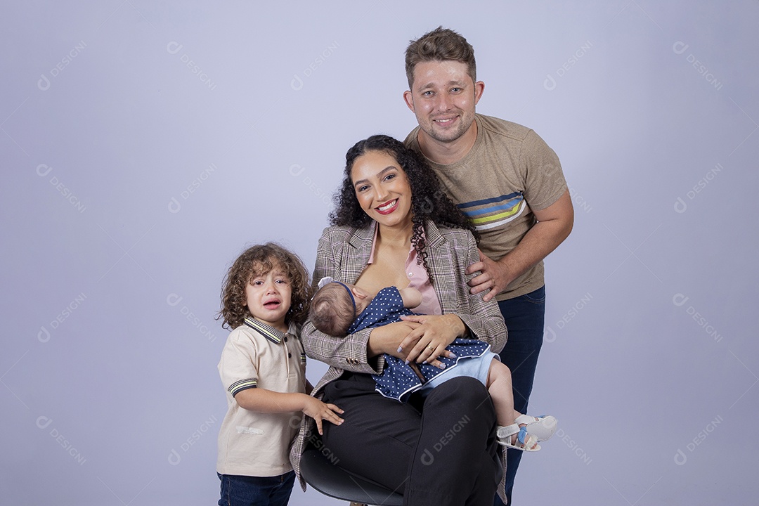 Mãe segurando seu bebê ao lado de seu outro irmão com seu pai ao fundo sobre fundo isolado