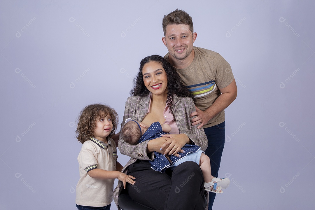Mãe segurando seu bebê ao lado de seu outro irmão com seu pai ao fundo sobre fundo isolado