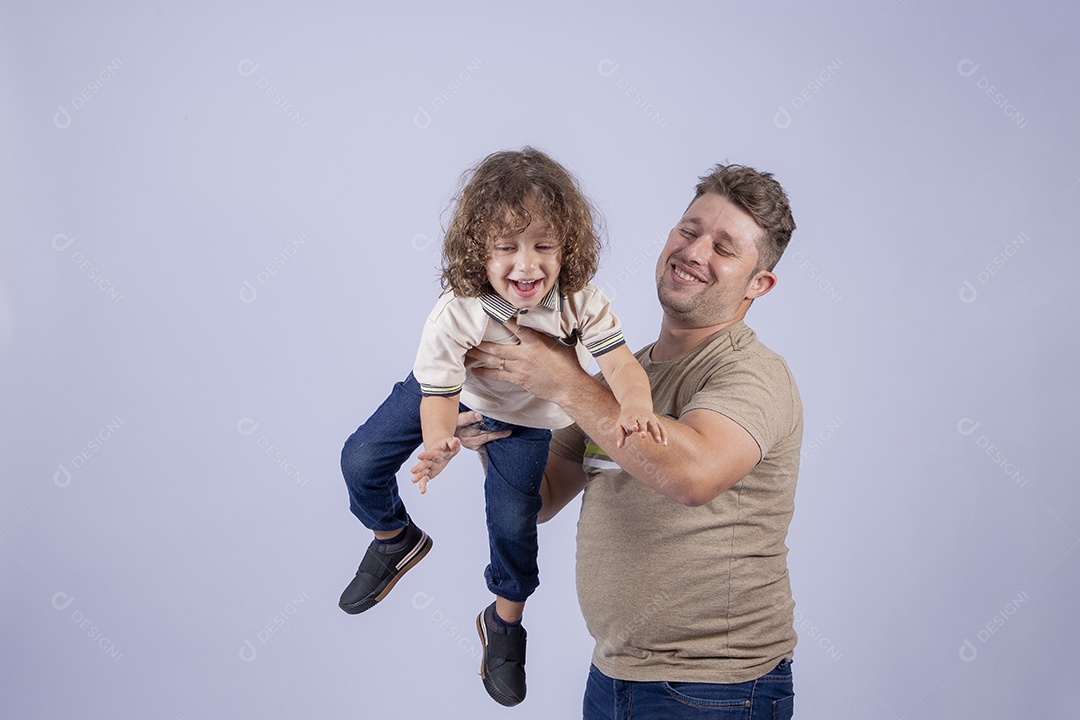 Pai segurando sua filha sobre fundo isolado