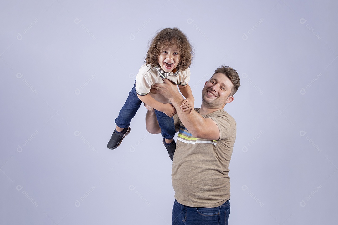 Pai segurando sua filha sobre fundo isolado