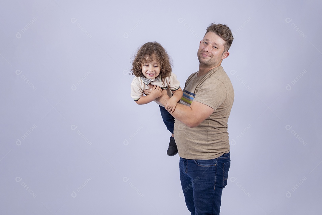 Pai segurando sua filha sobre fundo isolado