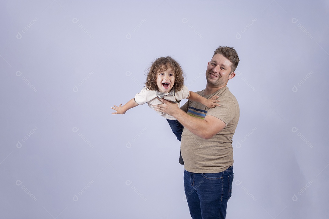 Pai segurando sua filha sobre fundo isolado