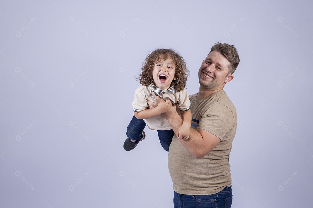 Pai segurando sua filha sobre fundo isolado