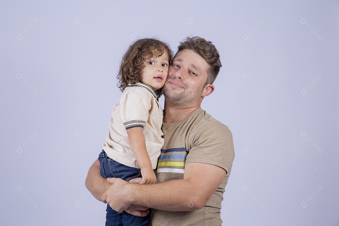 Pai segurando sua filha sobre fundo isolado