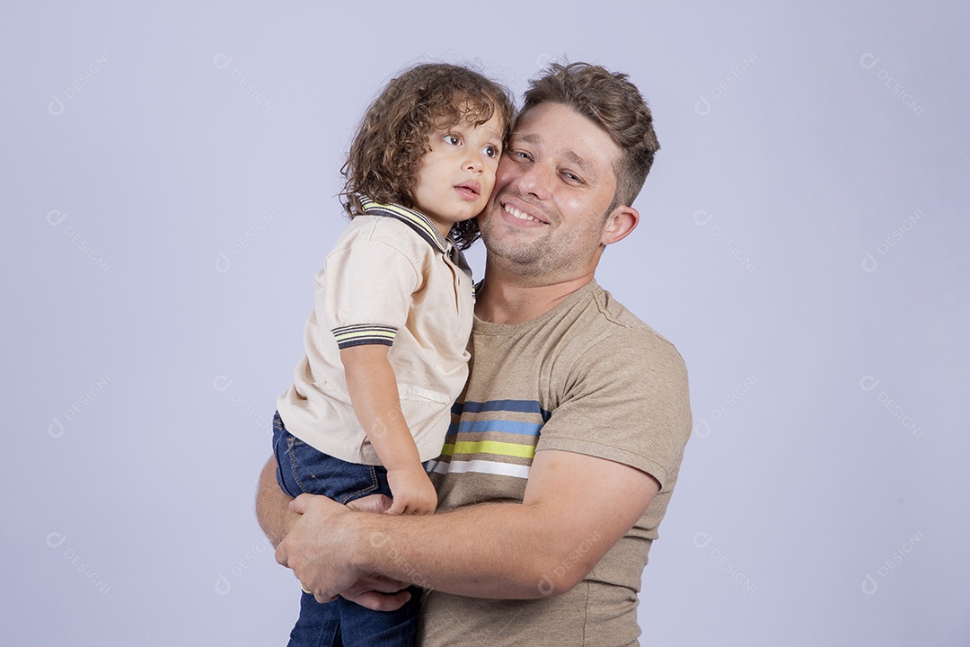 Pai segurando sua filha sobre fundo isolado