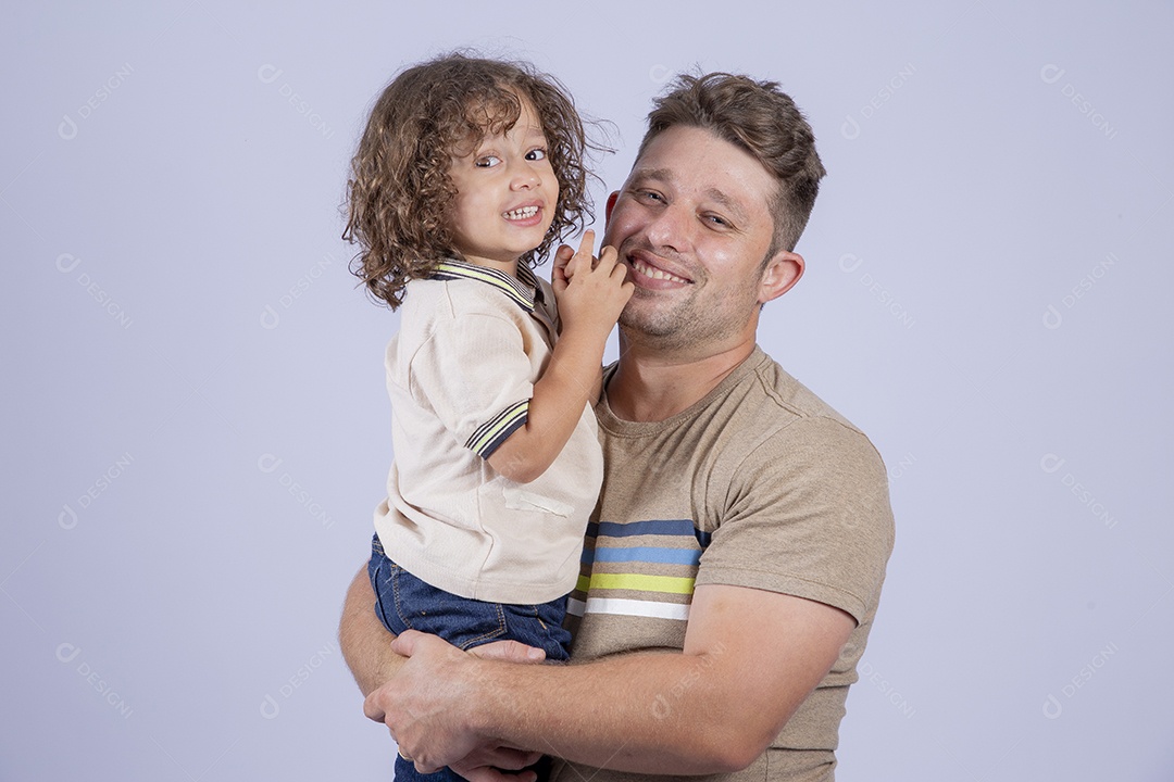 Pai segurando sua filha sobre fundo isolado