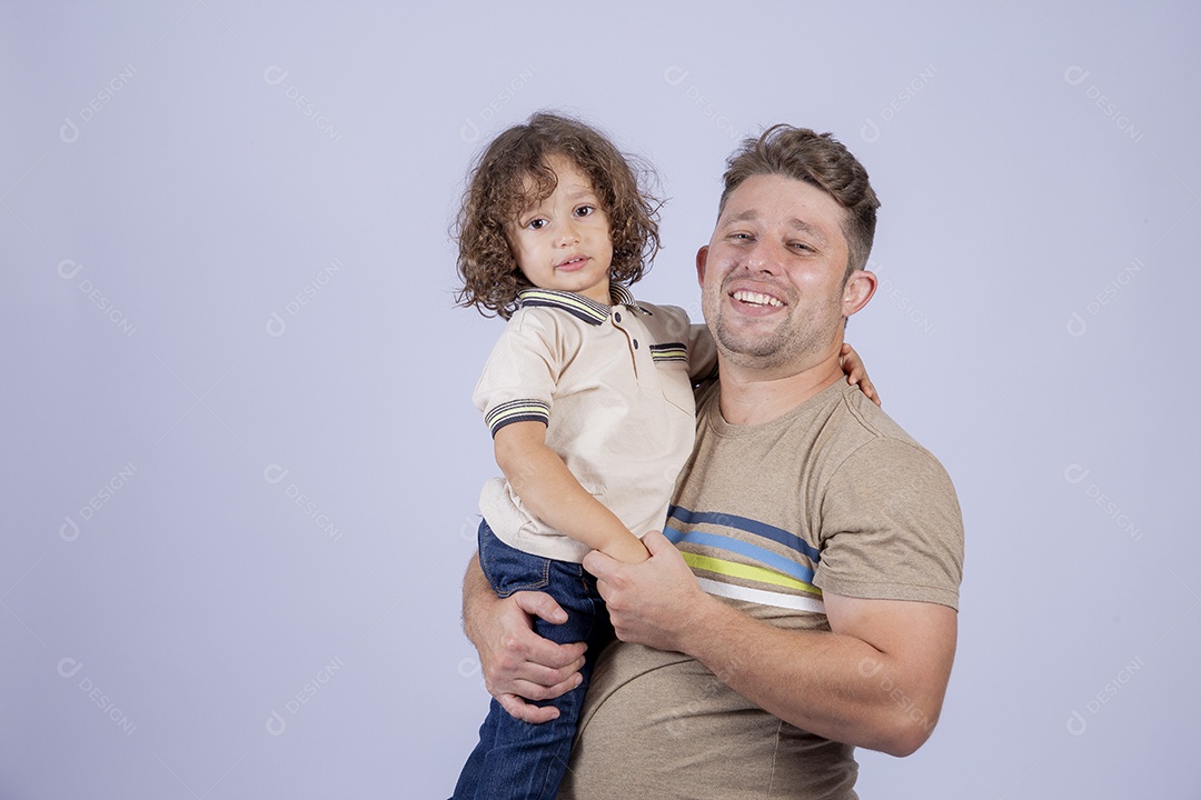 Pai segurando sua filha sobre fundo isolado