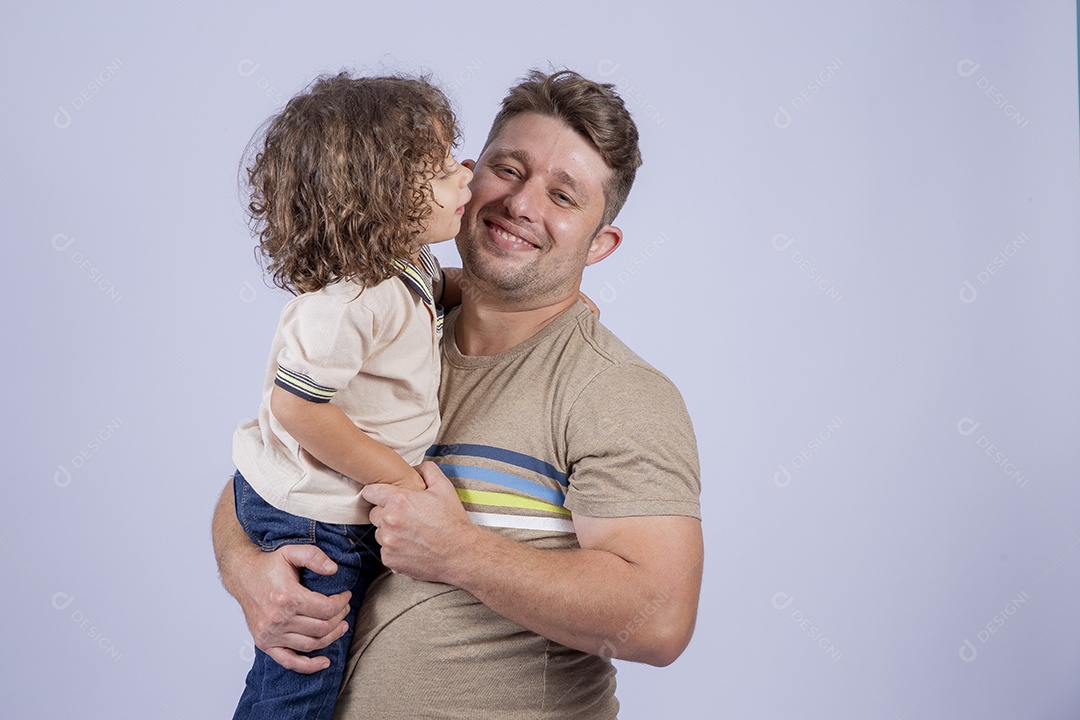 Pai segurando sua filha sobre fundo isolado