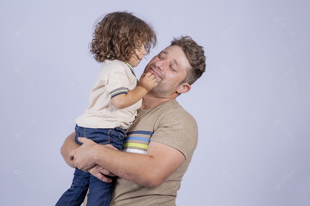 Pai segurando sua filha sobre fundo isolado