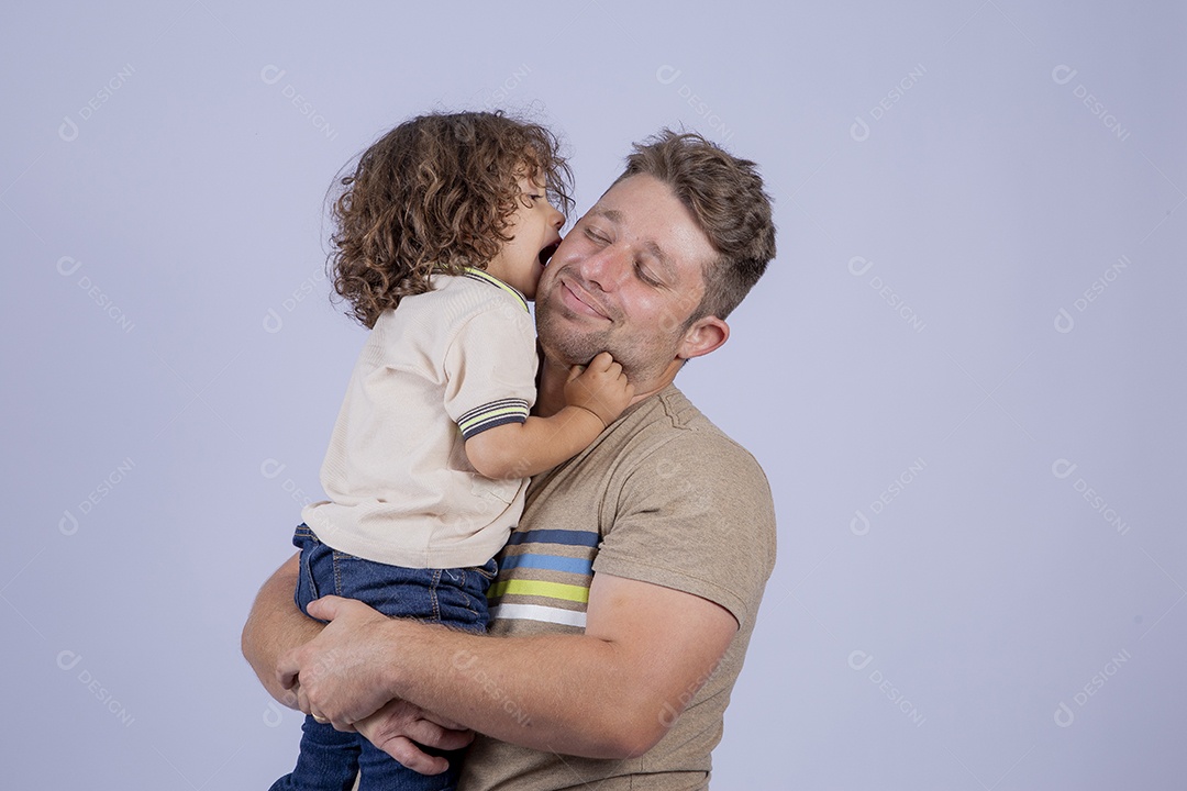 Pai segurando sua filha sobre fundo isolado