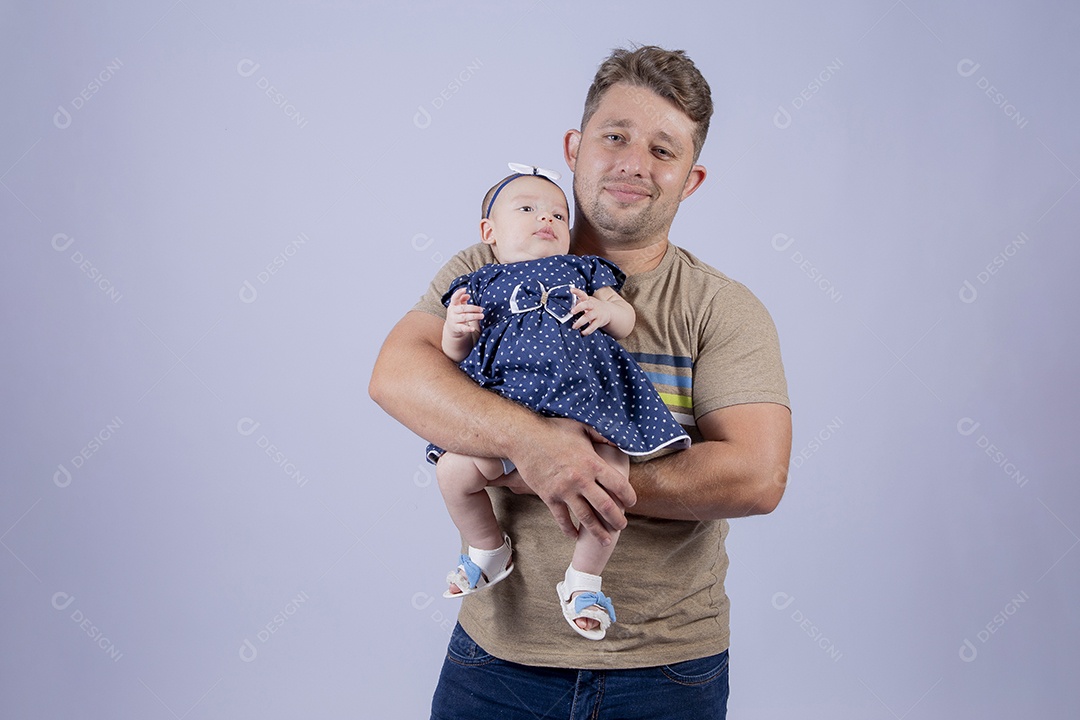 Pai segurando sua filha sobre fundo isolado