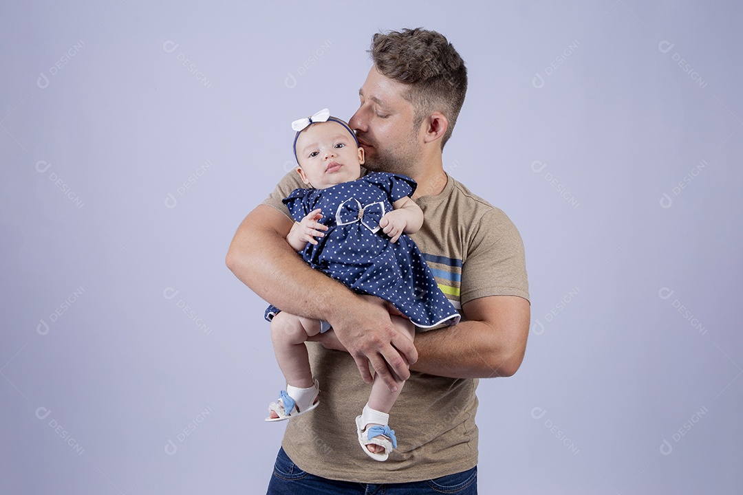 Pai segurando sua filha sobre fundo isolado