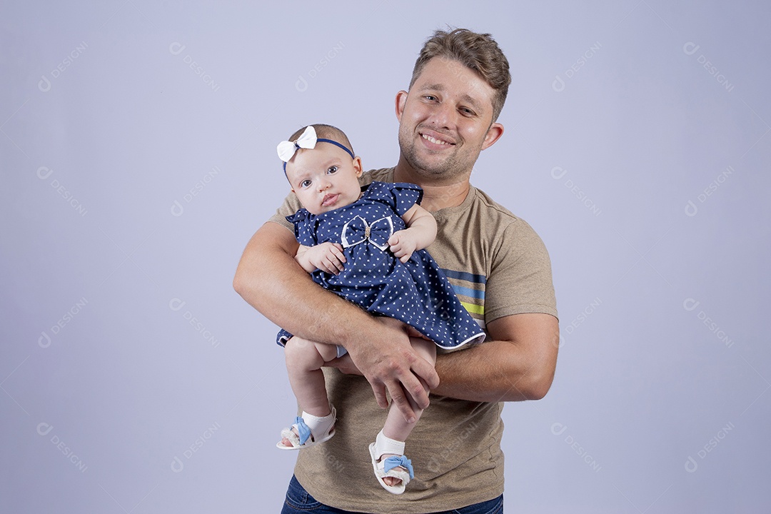 Pai segurando sua filha sobre fundo isolado