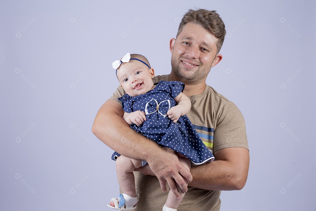 Pai segurando sua filha sobre fundo isolado