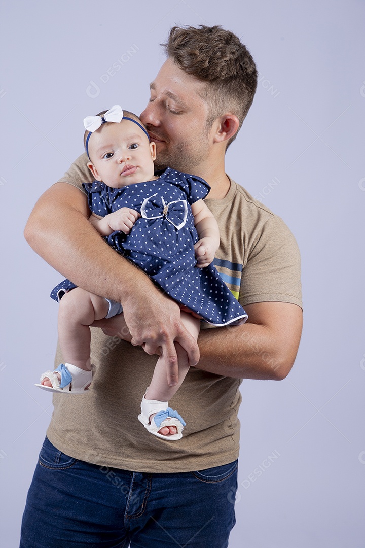 Pai segurando sua filha sobre fundo isolado