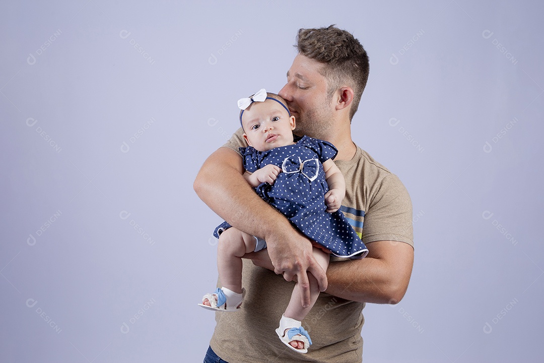 Pai segurando sua filha sobre fundo isolado