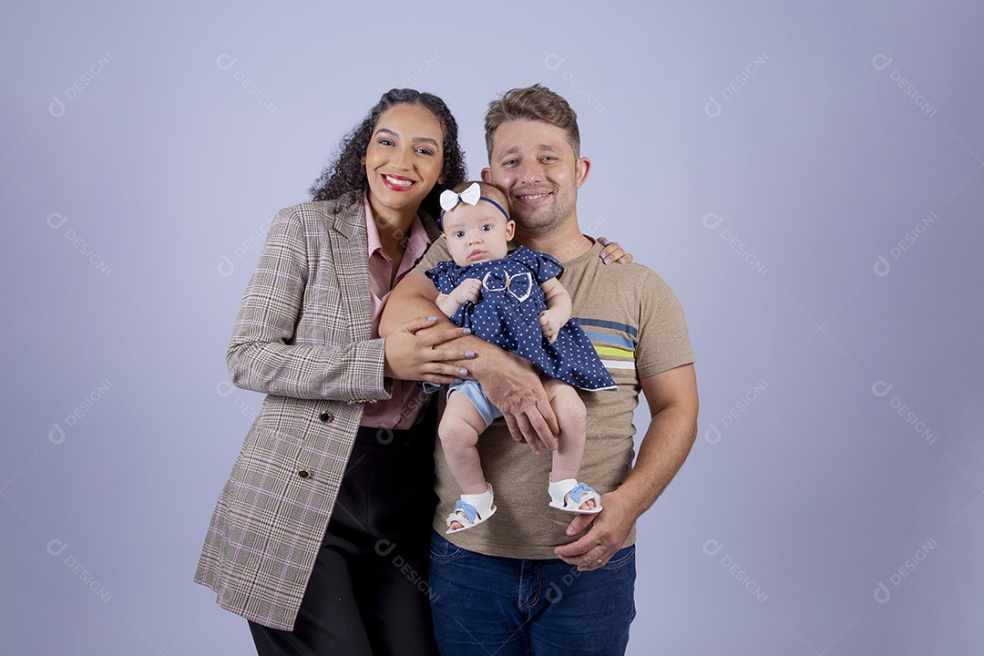 Mãe segurando seu filho ao lado de seu pai sobre fundo isolado