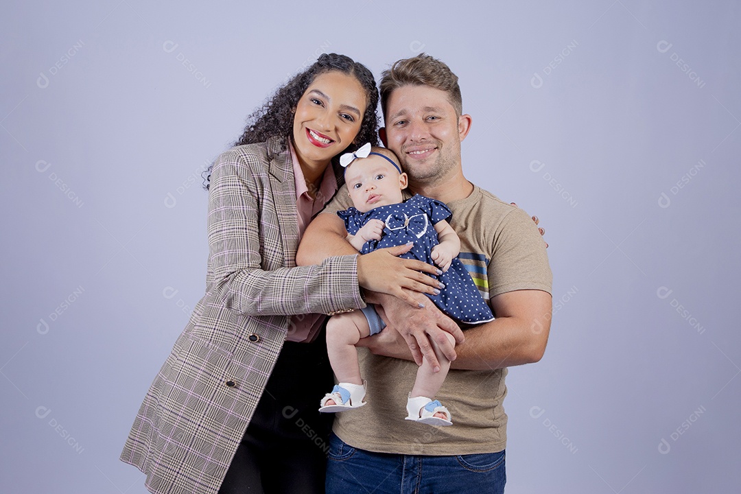 Mãe segurando seu filho ao lado de seu pai sobre fundo isolado