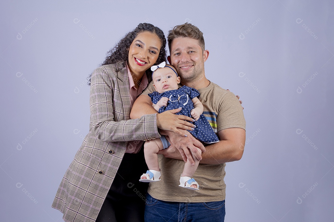 Mãe segurando seu filho ao lado de seu pai sobre fundo isolado