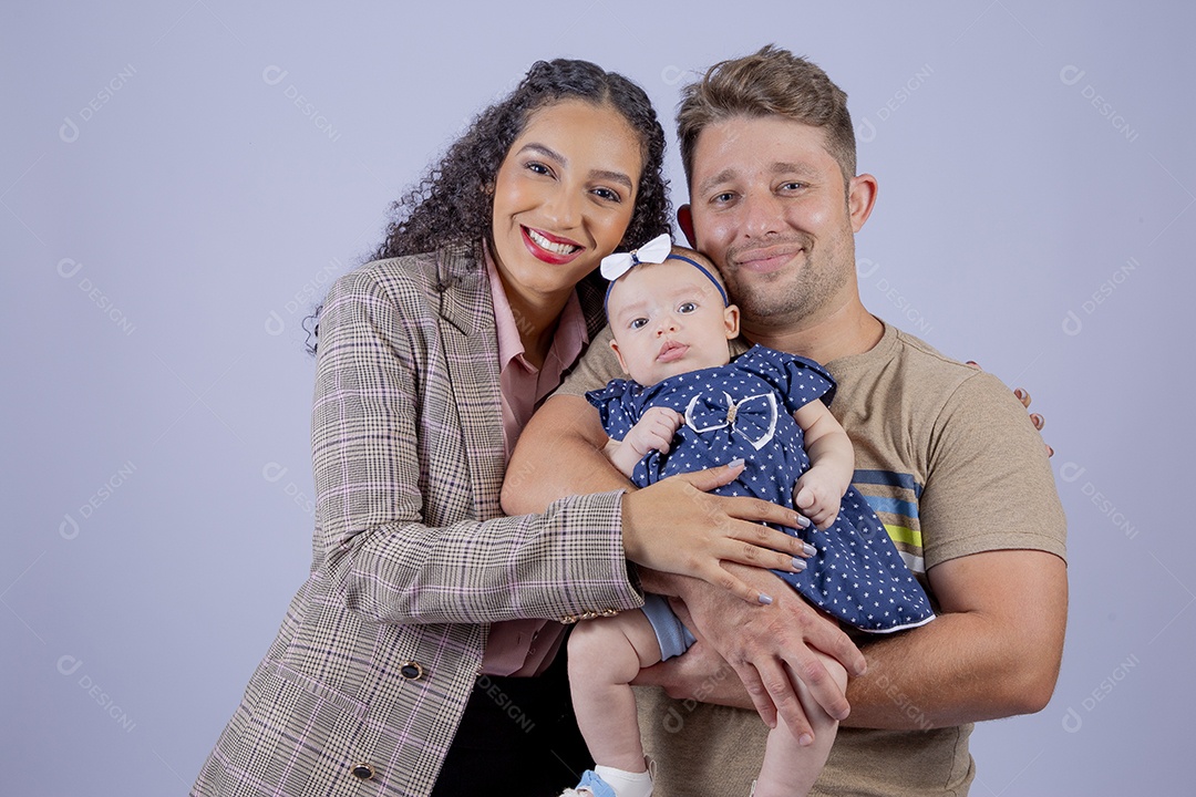 Mãe segurando seu filho ao lado de seu pai sobre fundo isolado