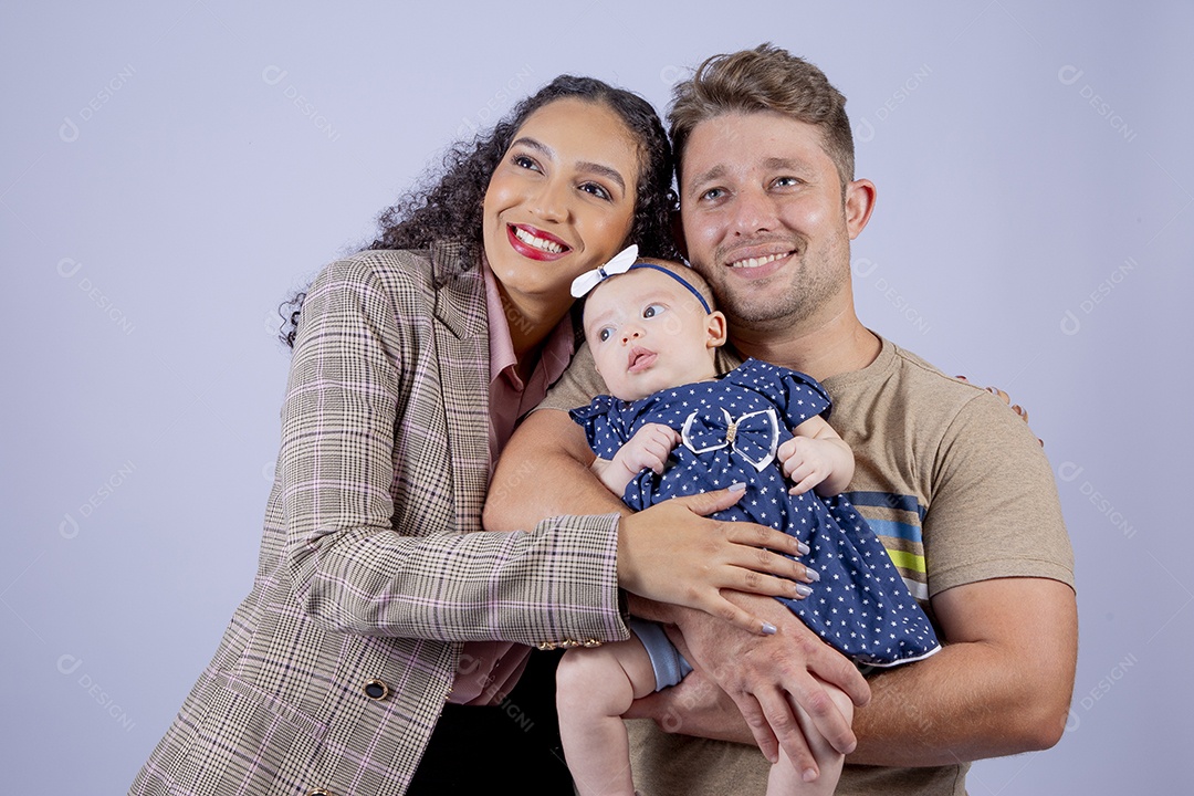 Mãe segurando seu filho ao lado de seu pai sobre fundo isolado