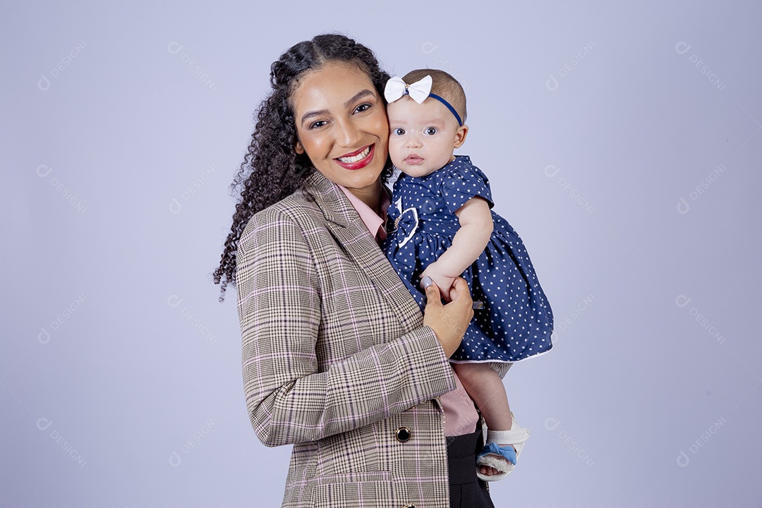 Mãe amamentando seu bebê sobre fundo isolado