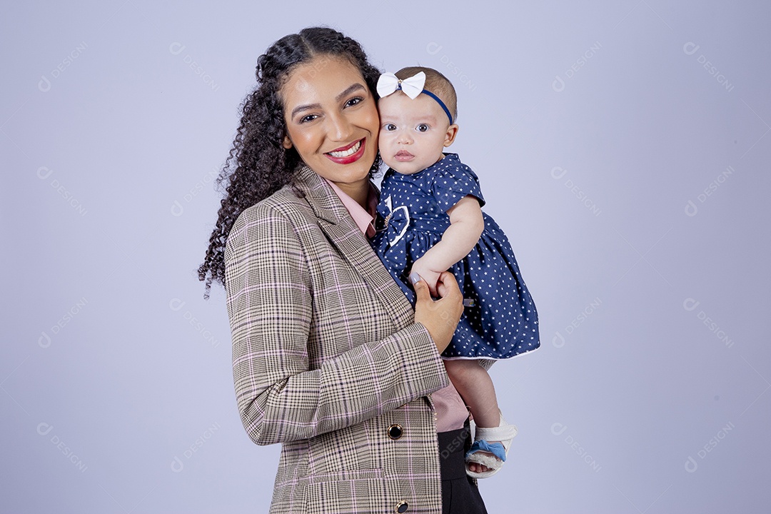 Mãe amamentando seu bebê sobre fundo isolado