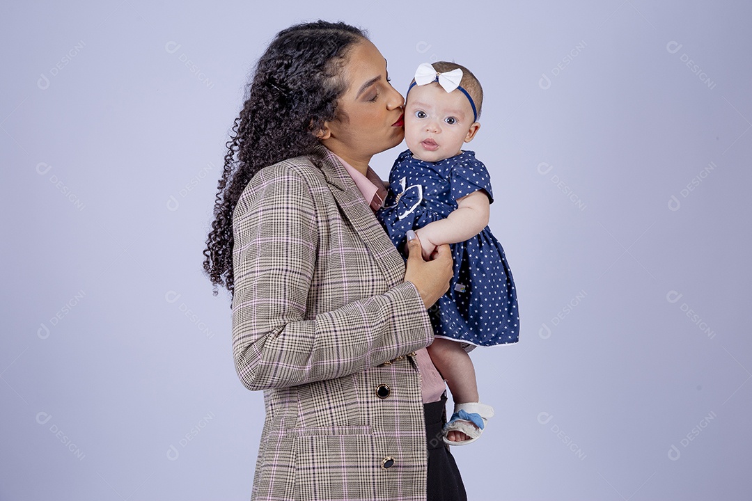 Mãe amamentando seu bebê sobre fundo isolado