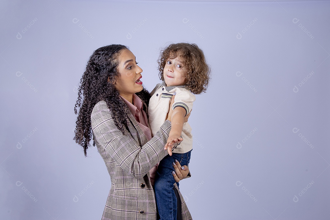 Mãe amamentando seu bebê sobre fundo isolado