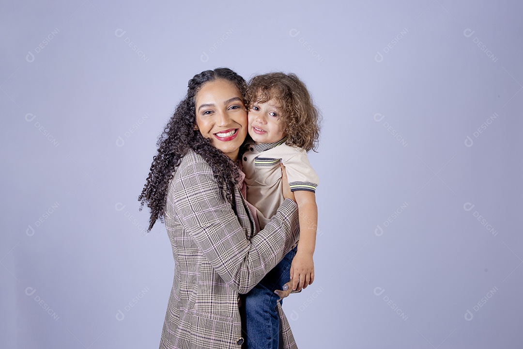 Mãe segurando seu filho sobre fundo isolado