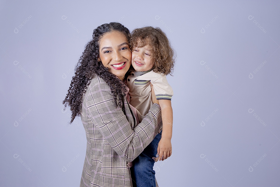 Mãe segurando seu filho sobre fundo isolado