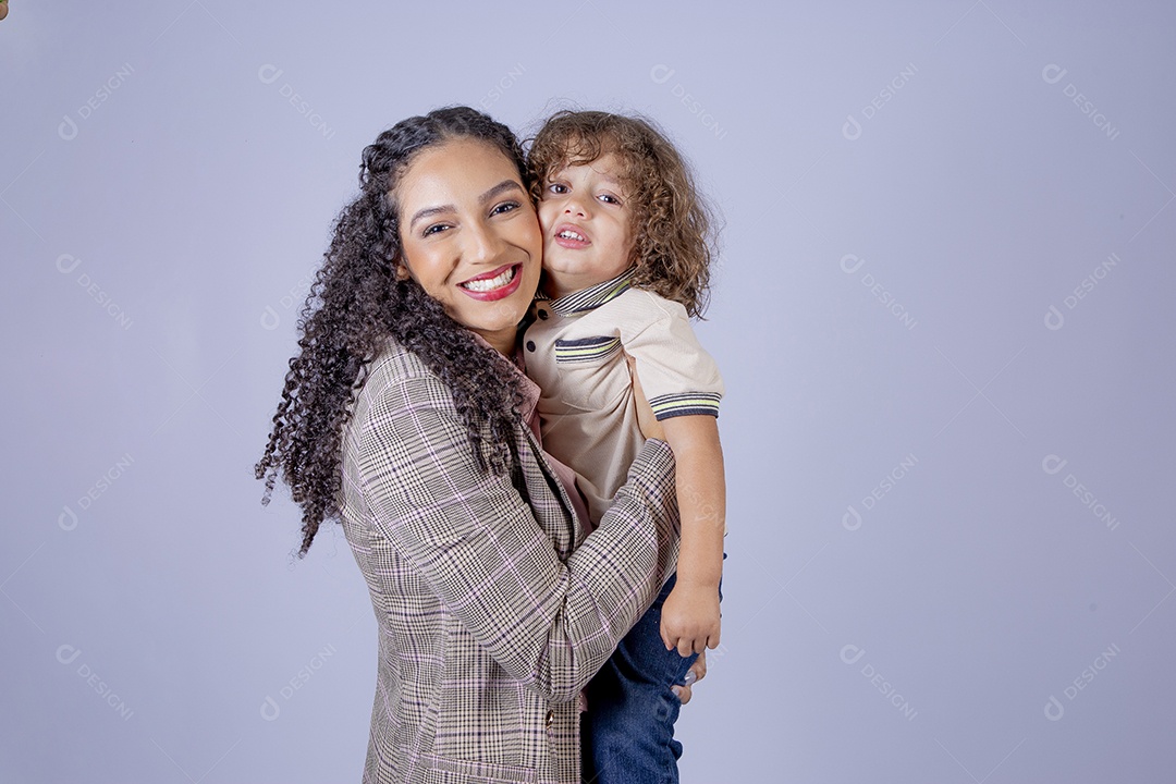 Mãe segurando seu filho sobre fundo isolado