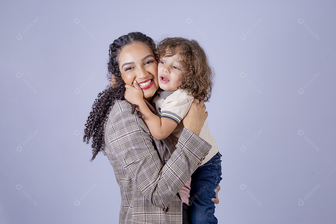 Mãe segurando seu filho sobre fundo isolado