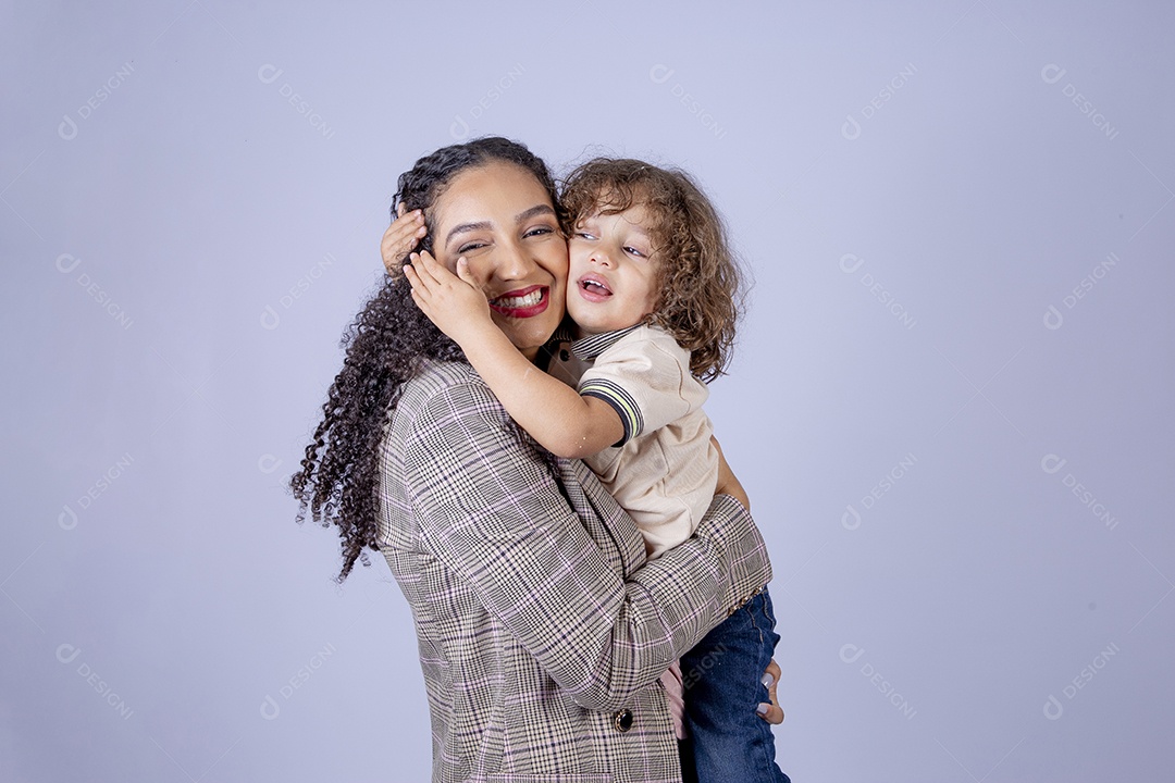 Mãe segurando seu filho sobre fundo isolado