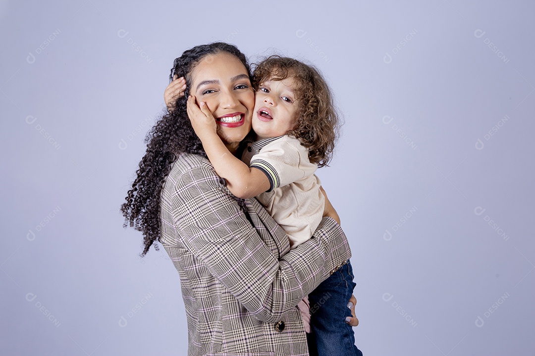 Mãe segurando seu filho sobre fundo isolado