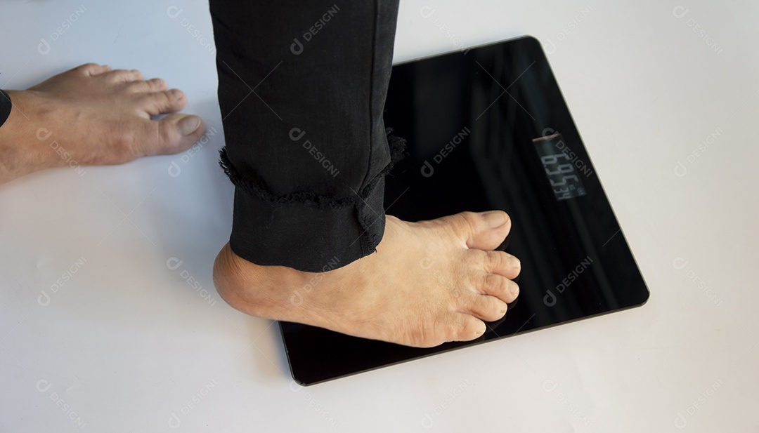 Em pé na balança interna