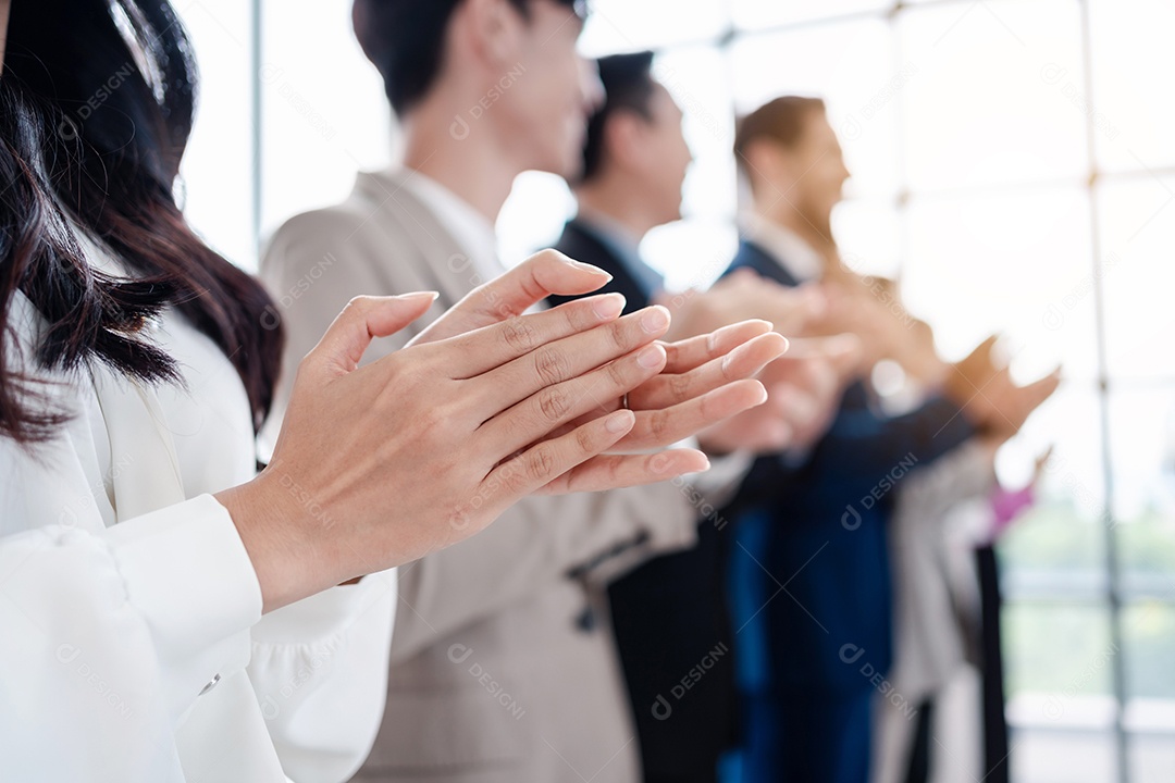 Homem jovem empresário em seu escritório