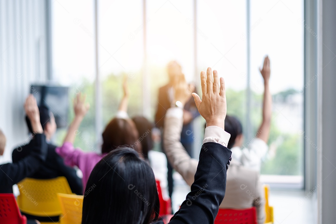 Pessoa de negócios levantando a mão durante o seminário.