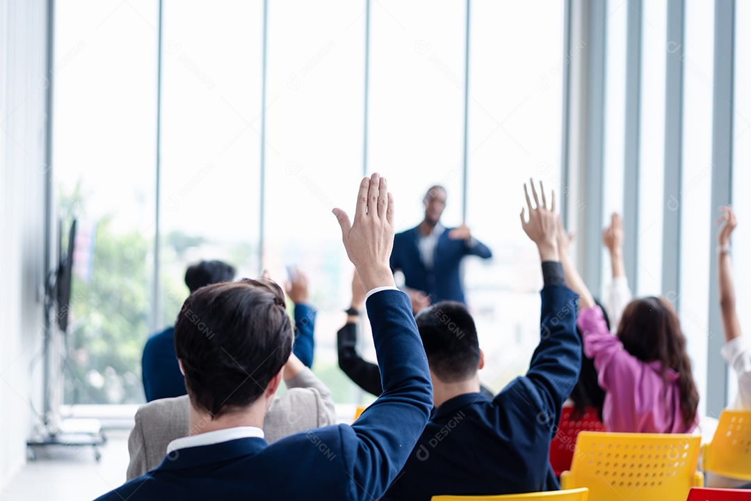 Pessoa de negócios levantando a mão durante o seminário.