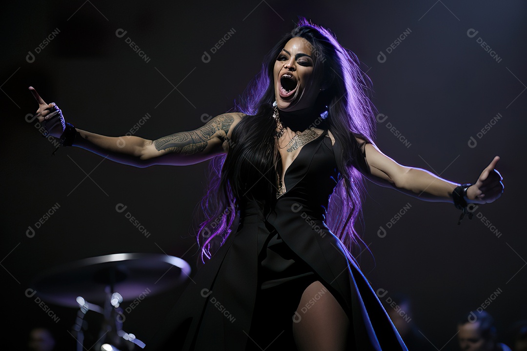 Mulher jovem cantando sobre palco